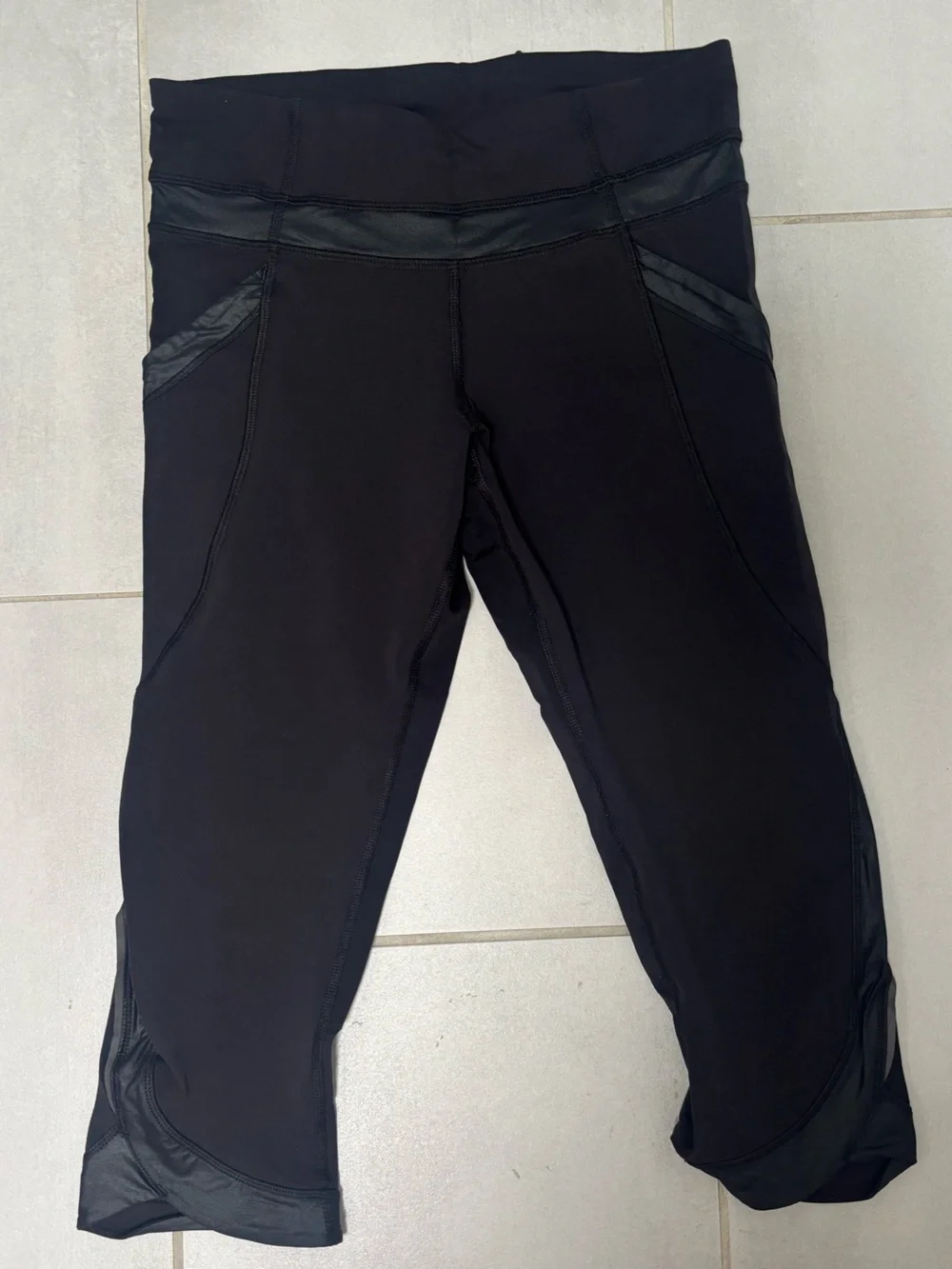 LULULEMON BLACK CAPRIS WITH POCKETS